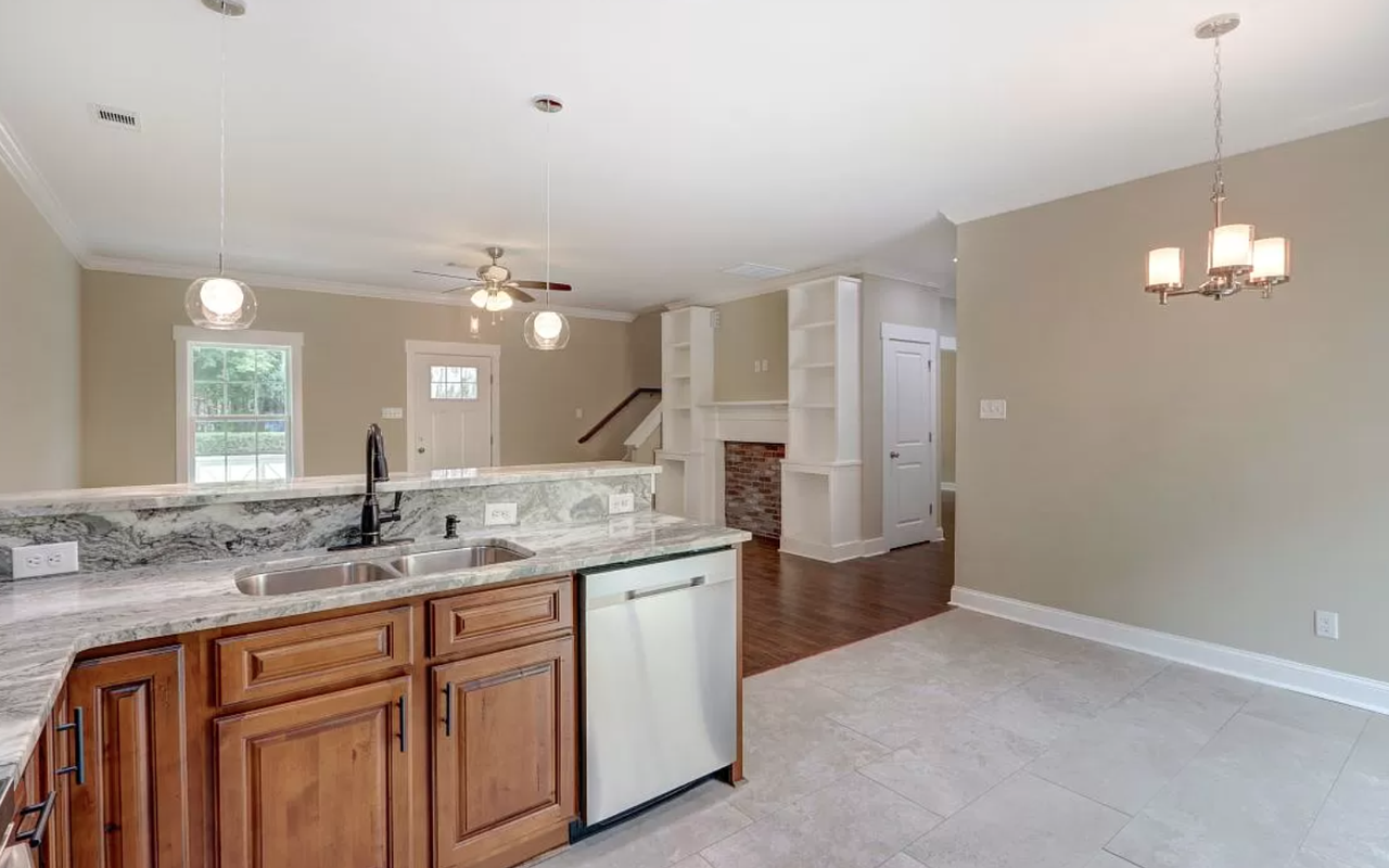 3104 Lincoln St - Photo 2 of 32