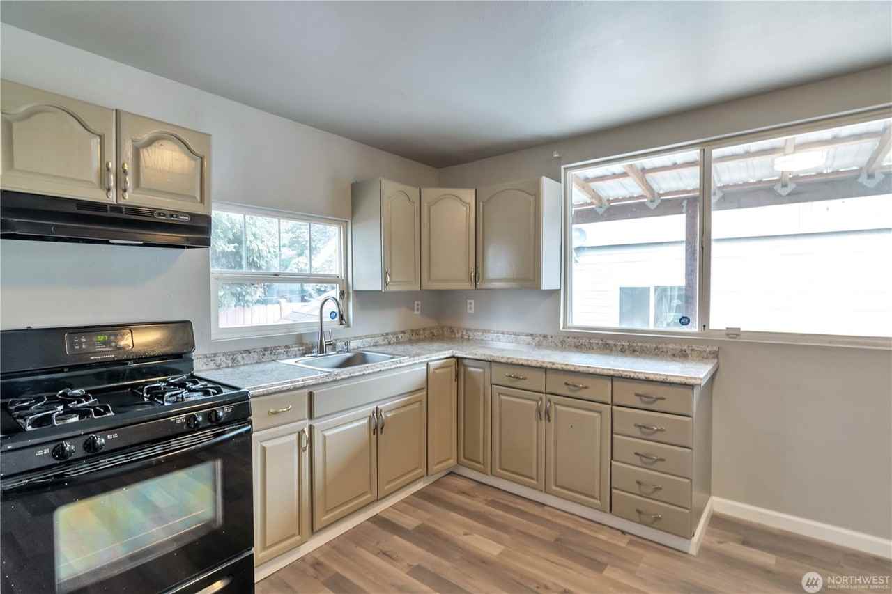 730 S Elmgrove St - Photo 7 of 11