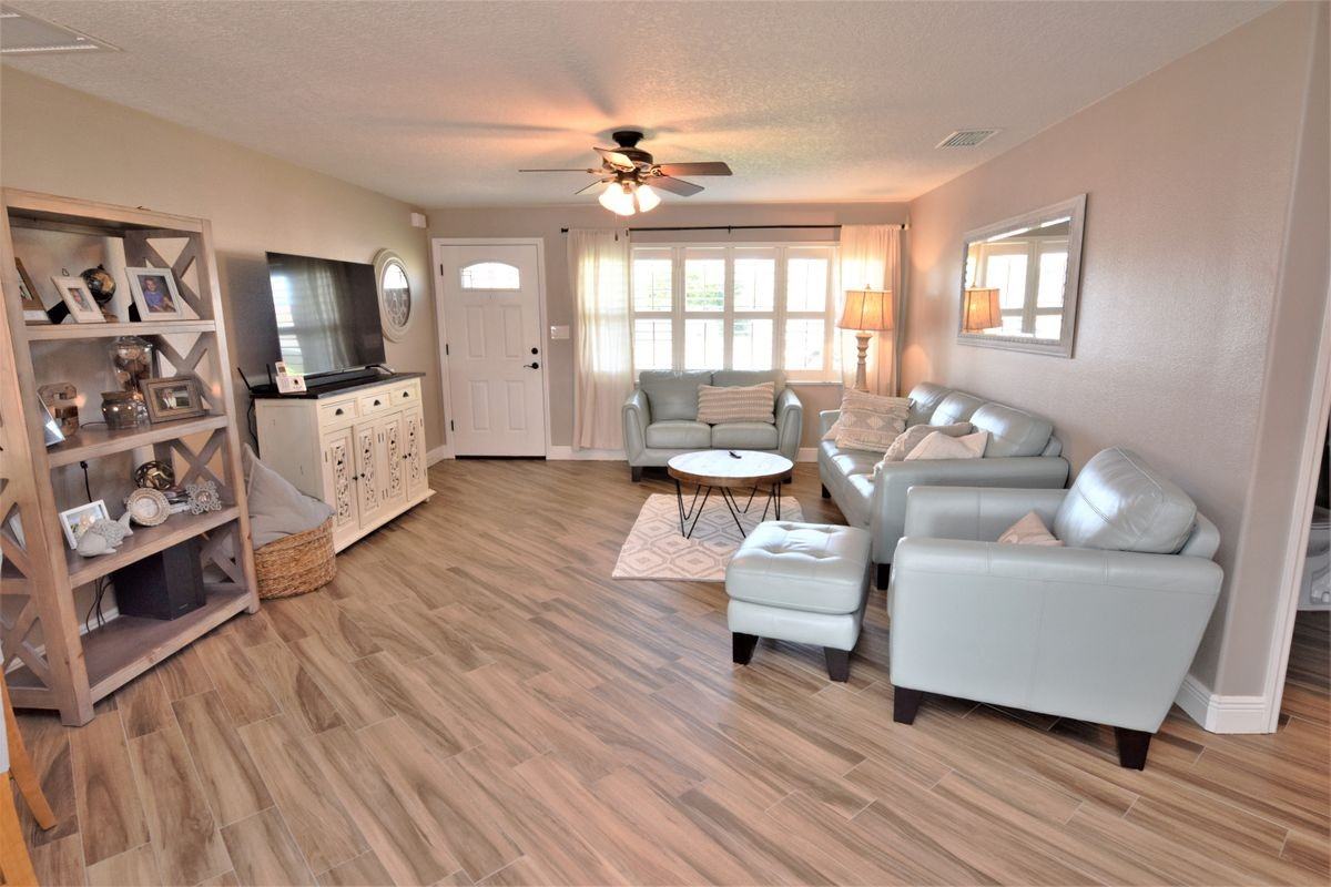 1495 Hannah Dr - Photo 3 of 22