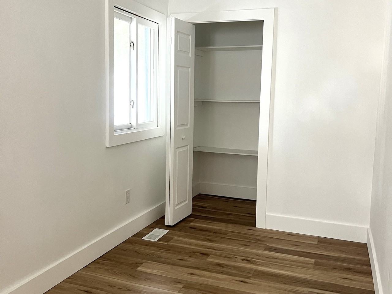525 Midland St - Photo 5 of 25