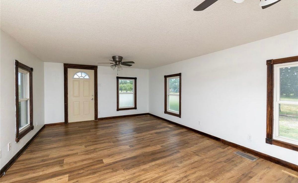 518 Se 10th St - Photo 2 of 7
