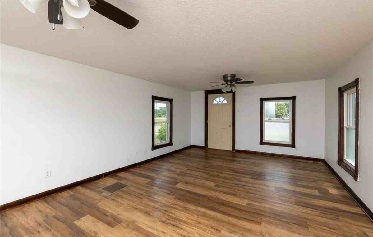 518 Se 10th St - Photo 3 of 7