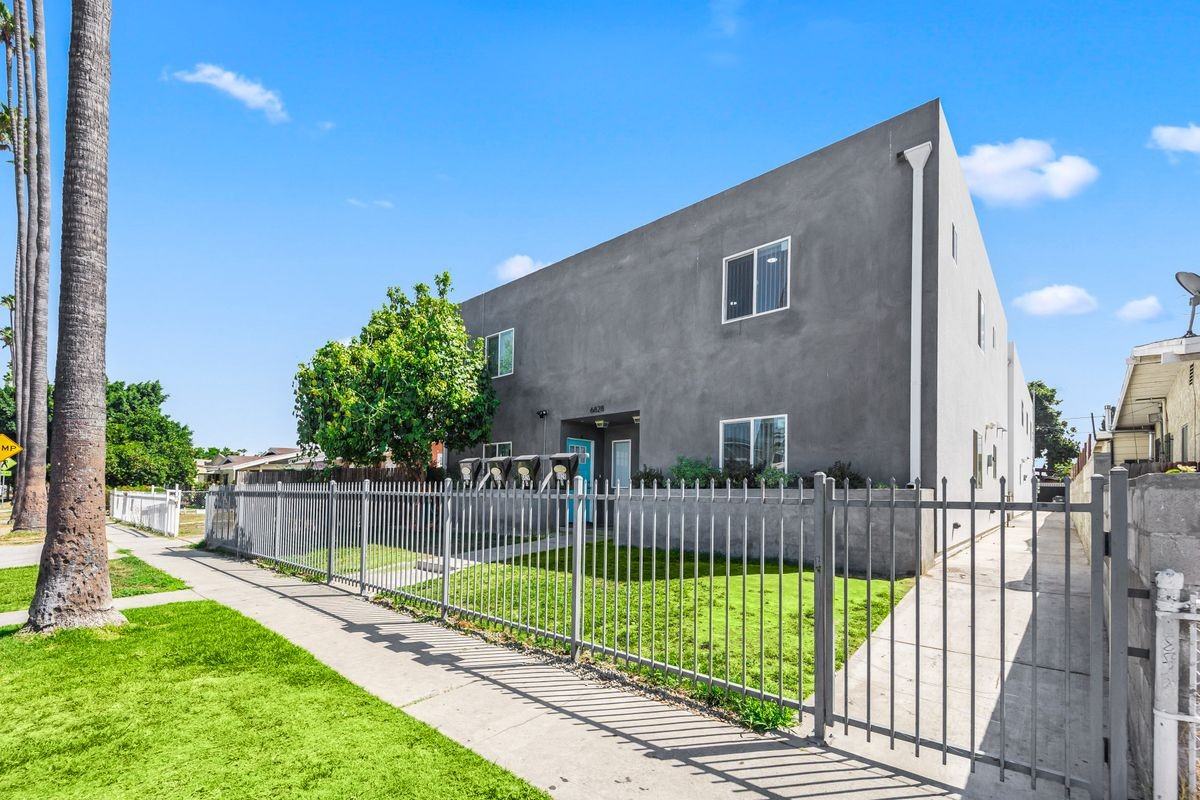 6828 Miramonte Blvd - Photo 2 of 6