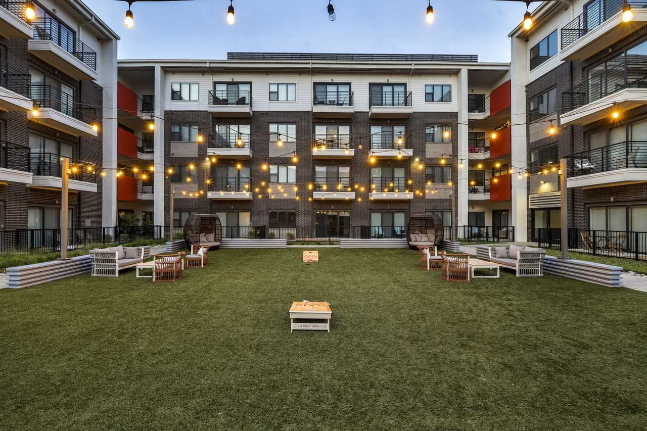 Axis 3700 - Photo 3 of 24