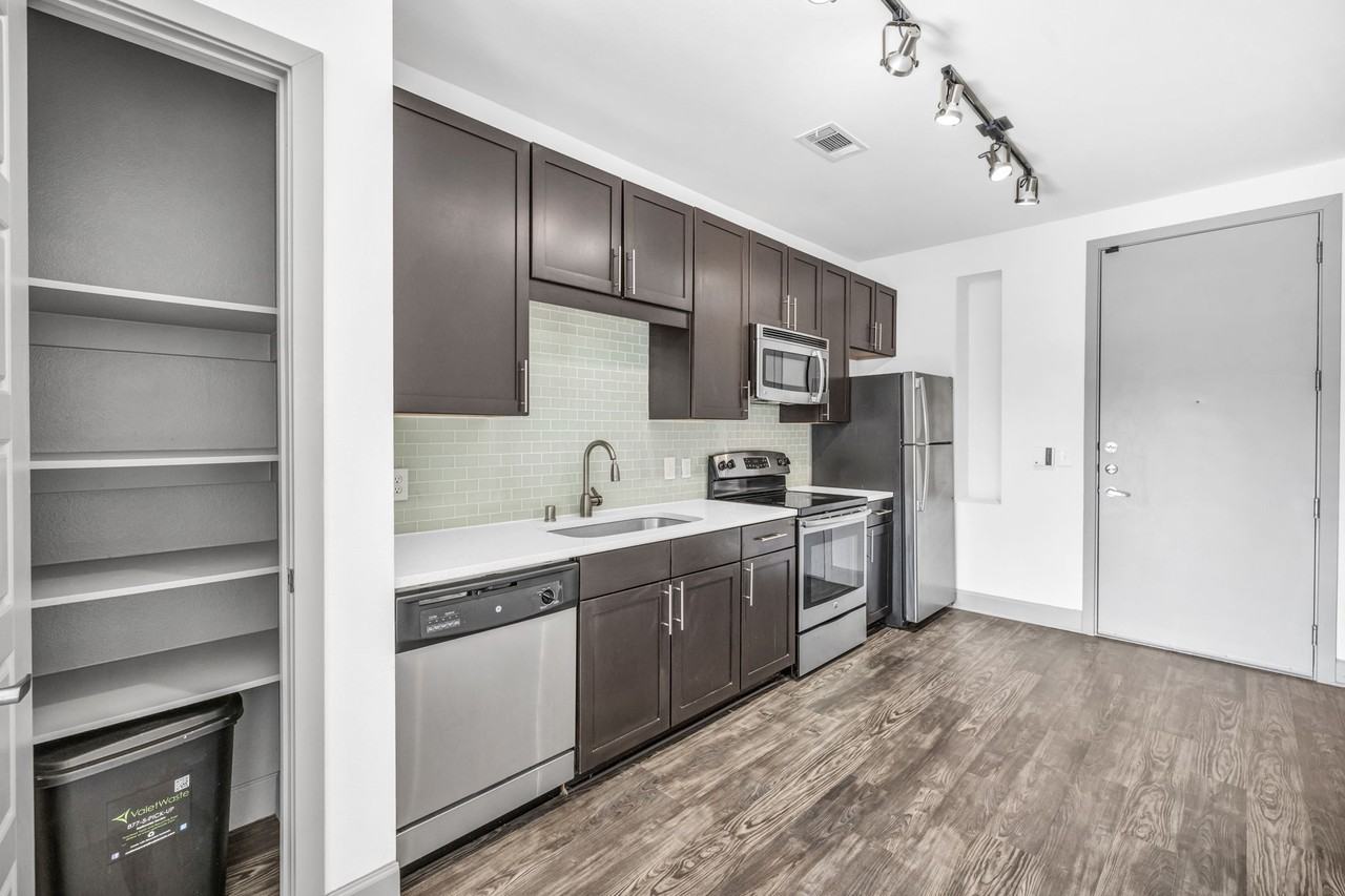 Axis 3700 - Photo 4 of 24