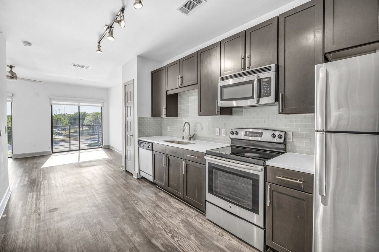 Axis 3700 - Photo 2 of 24