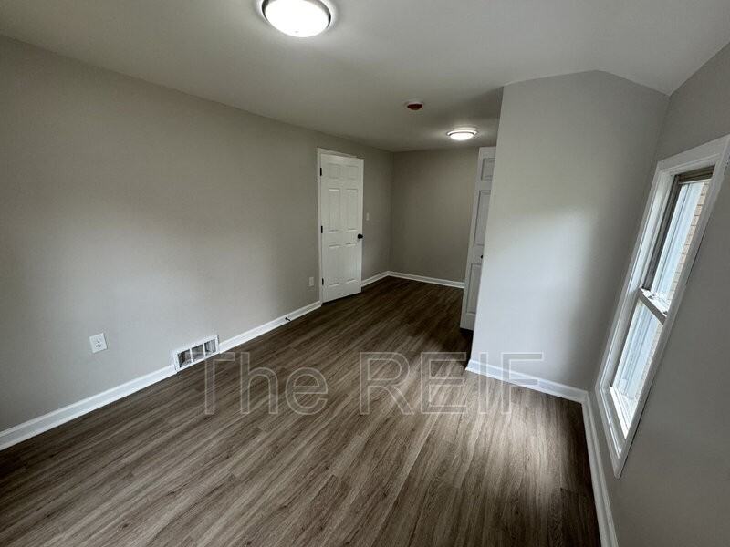 2423 Walnut St - Photo 5 of 14