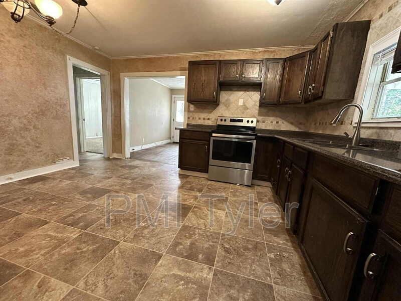 427 Turkey Creek Dr - Photo 2 of 17