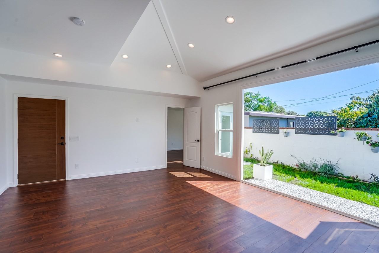 9427 1/2 S 4th Ave #NA - Photo 2 of 12