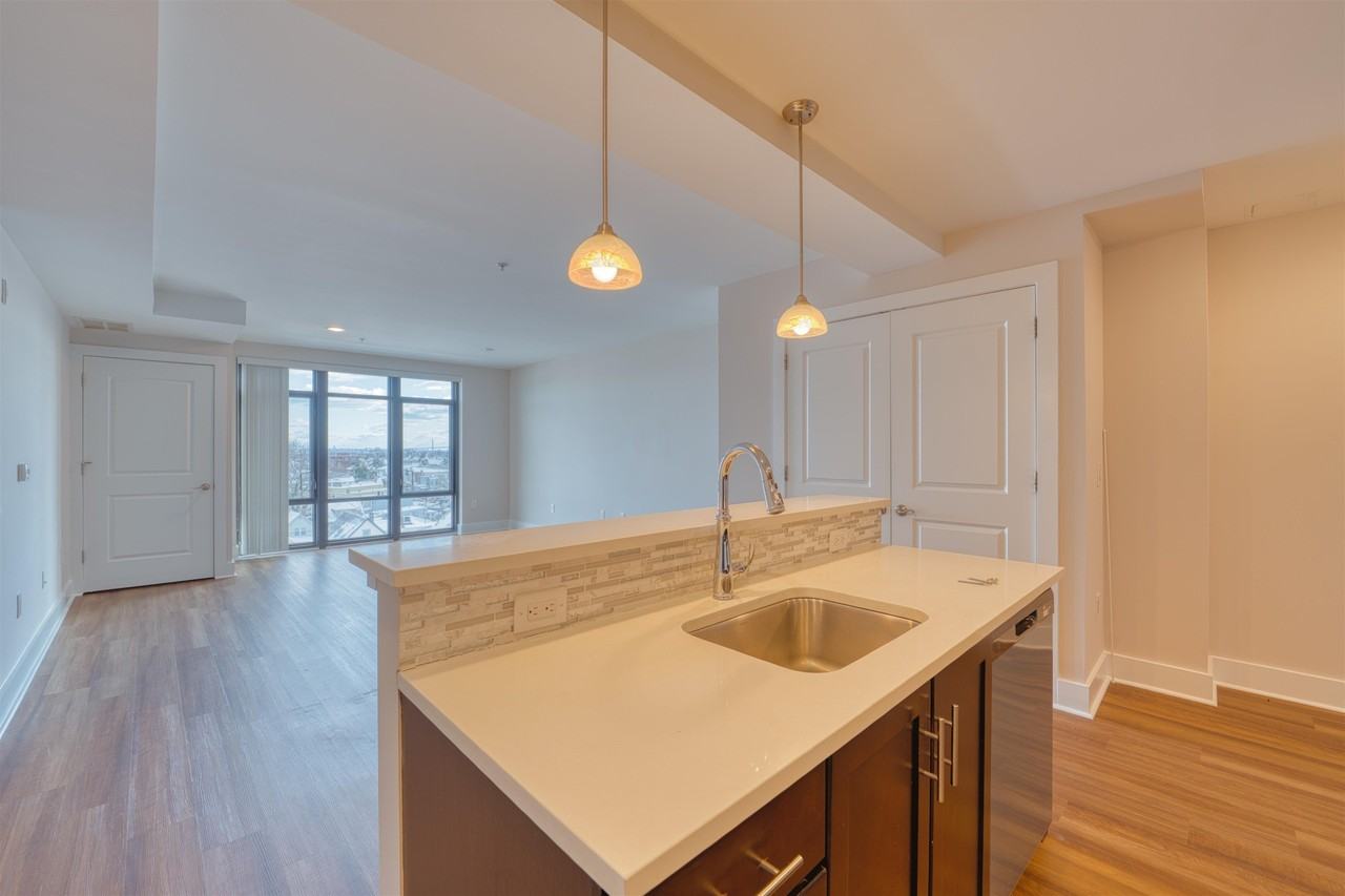 1040 Kennedy Blvd #602 - Photo 3 of 35