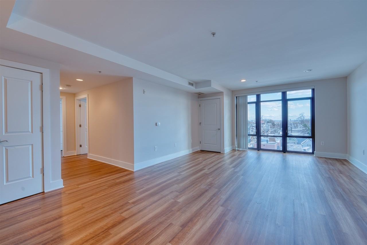 1040 Kennedy Blvd #602 - Photo 4 of 35