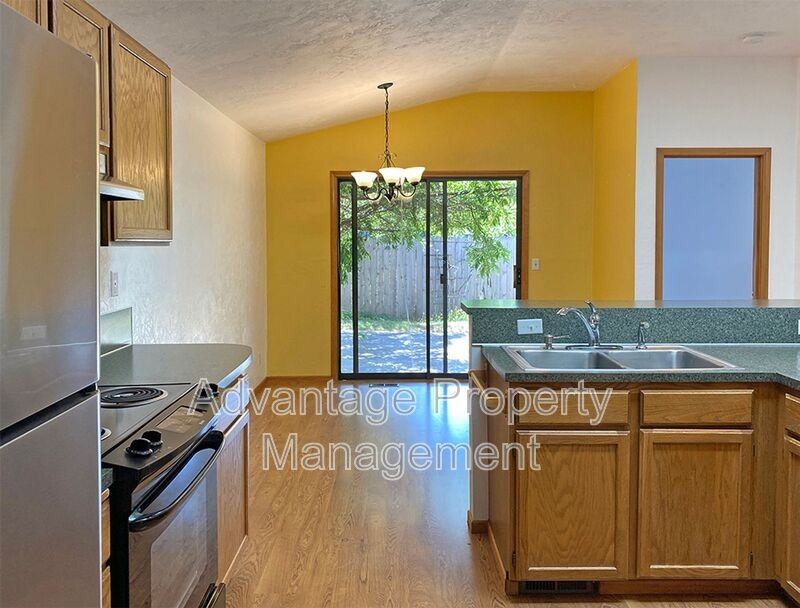 1138 Ne Conser Pl - Photo 2 of 24