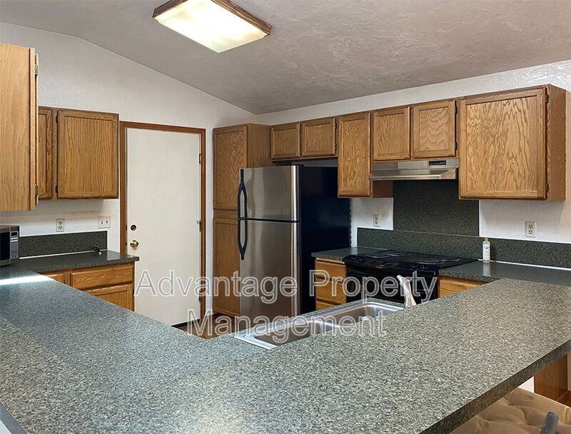 1138 Ne Conser Pl - Photo 3 of 24