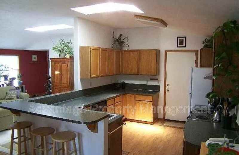 1138 Ne Conser Pl - Photo 4 of 24