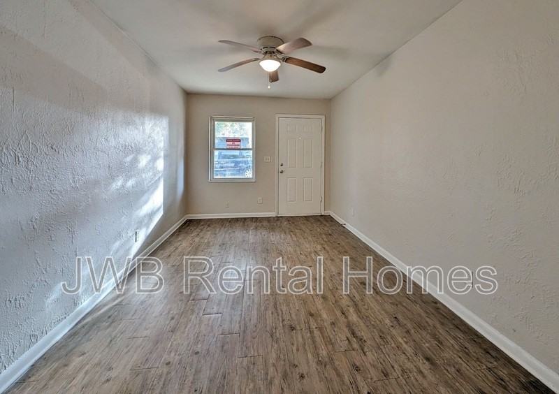 1057 Glencarin St - Photo 4 of 8