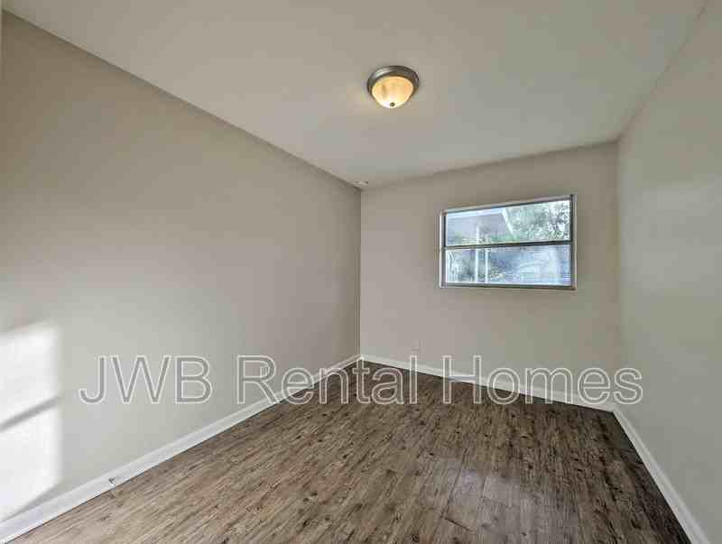 1057 Glencarin St - Photo 5 of 8