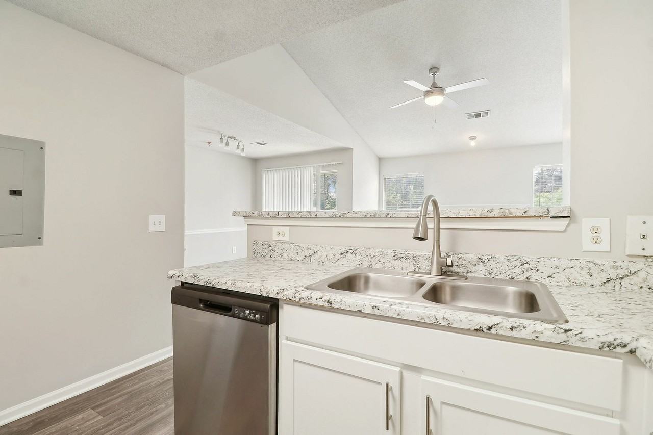 Varia at Oakcrest - Photo 6 of 47