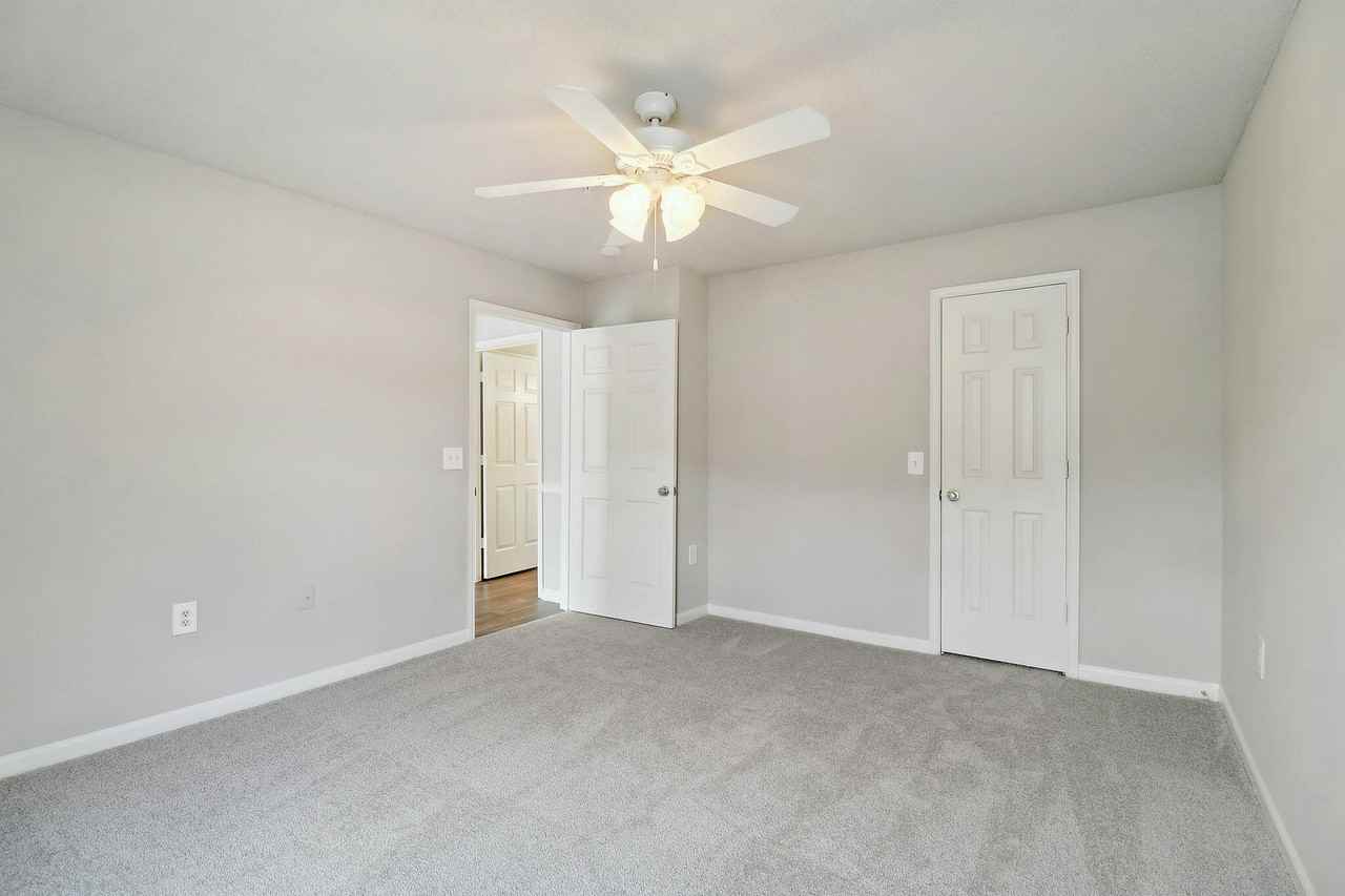 Varia at Oakcrest - Photo 7 of 47