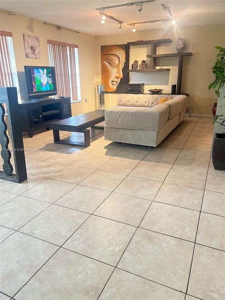 14910 S River Dr #1 - Photo 4 of 9