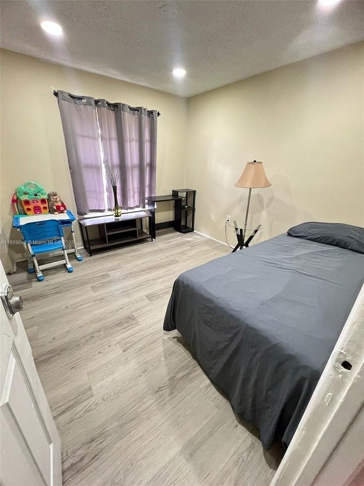 14910 S River Dr #1 - Photo 7 of 9