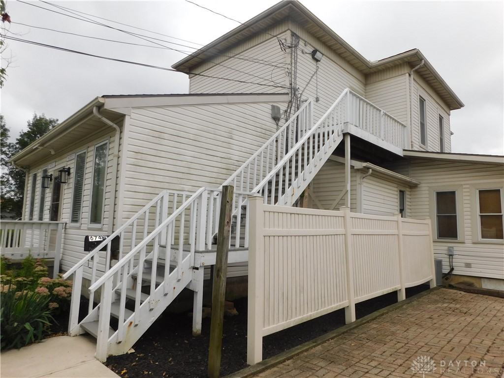 670 N Limestone St - Photo 2 of 15