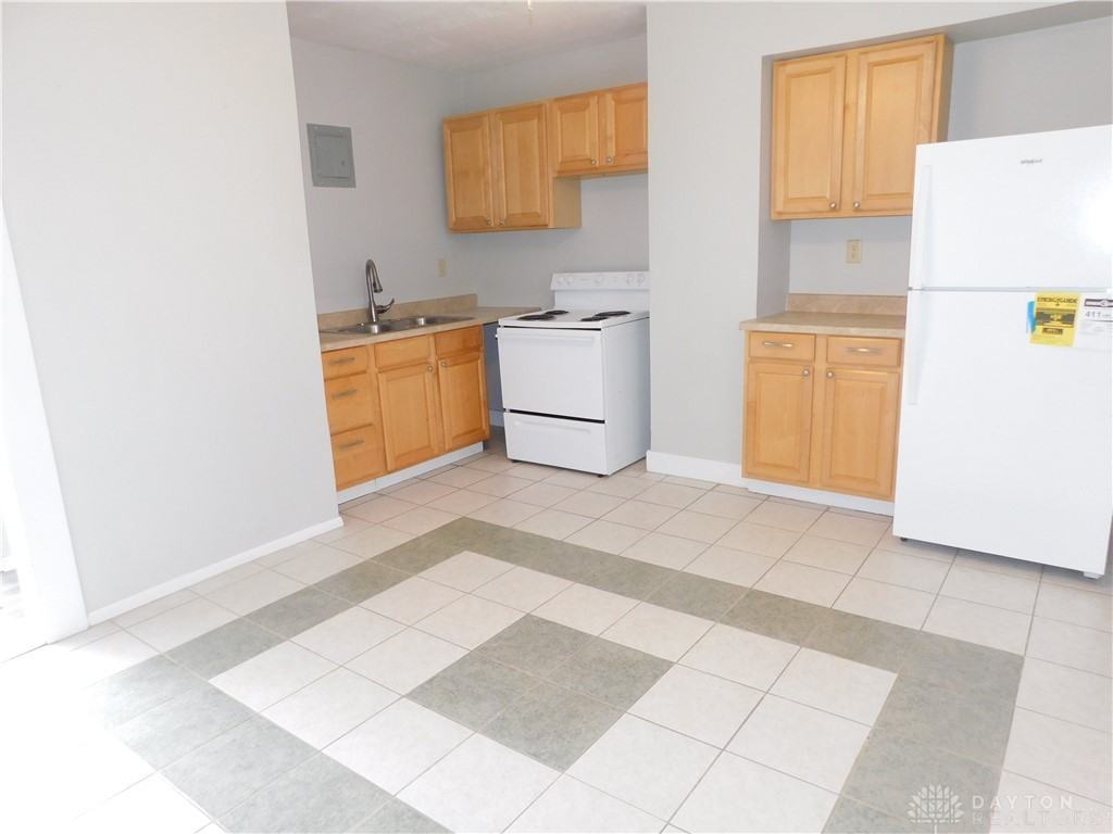 670 N Limestone St - Photo 5 of 15