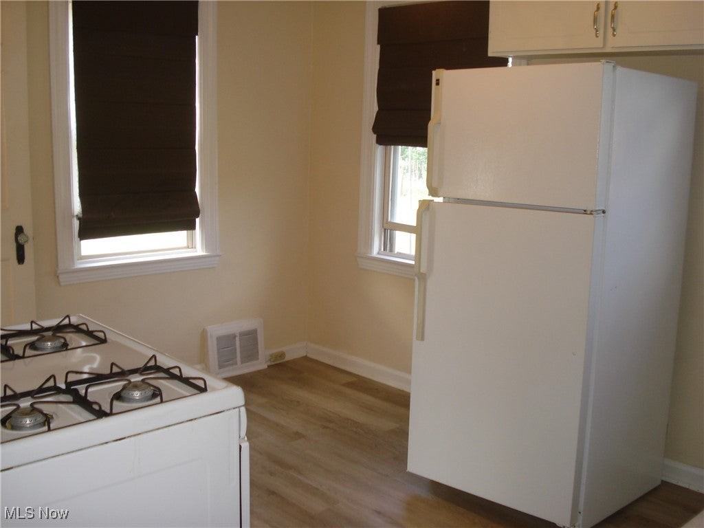 5757 Mayfield Rd - Photo 6 of 29