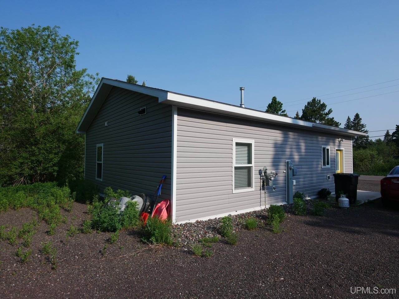 17245 Atlantic Ave - Photo 2 of 22