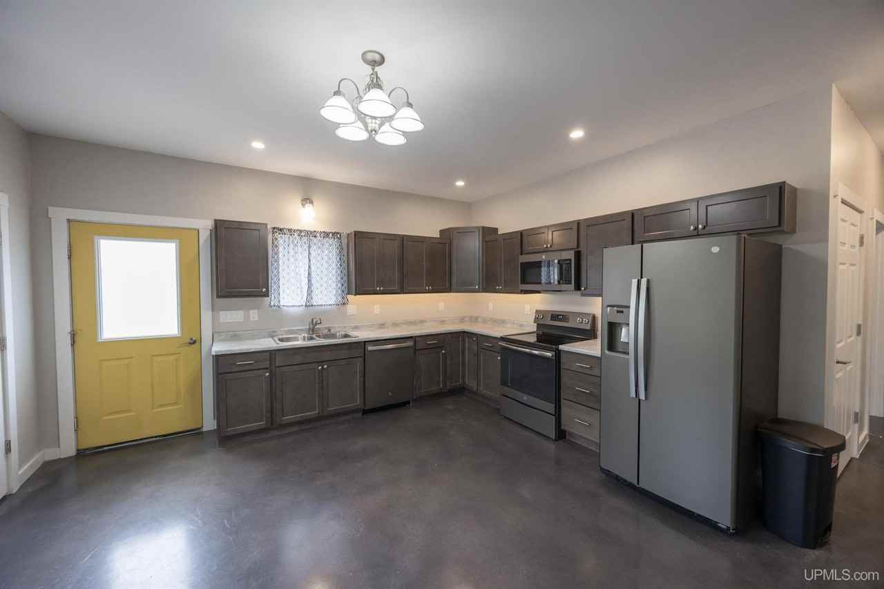 17245 Atlantic Ave - Photo 3 of 22