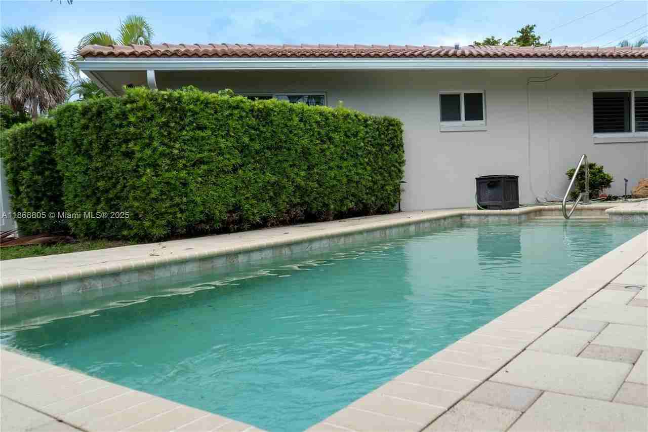 2841 Nw 10th Ave - Photo 2 of 30