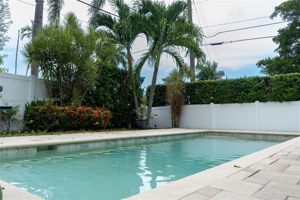 2841 Nw 10th Ave - Photo 3 of 30