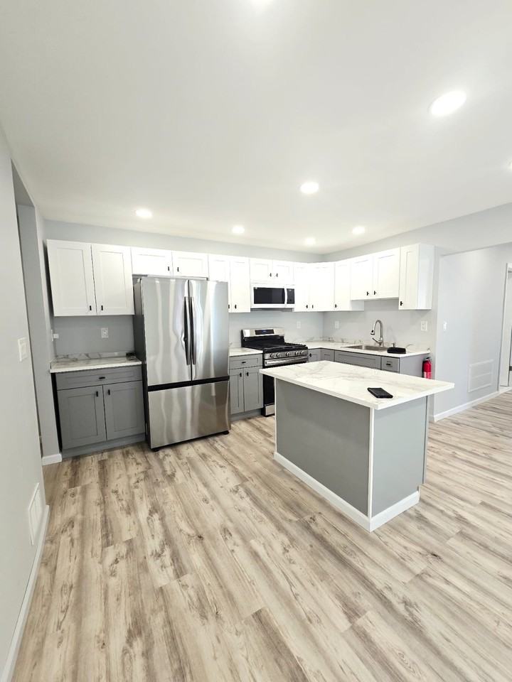 326 Sutton St - Photo 3 of 15