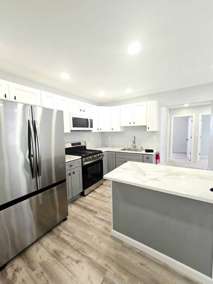 326 Sutton St - Photo 4 of 15