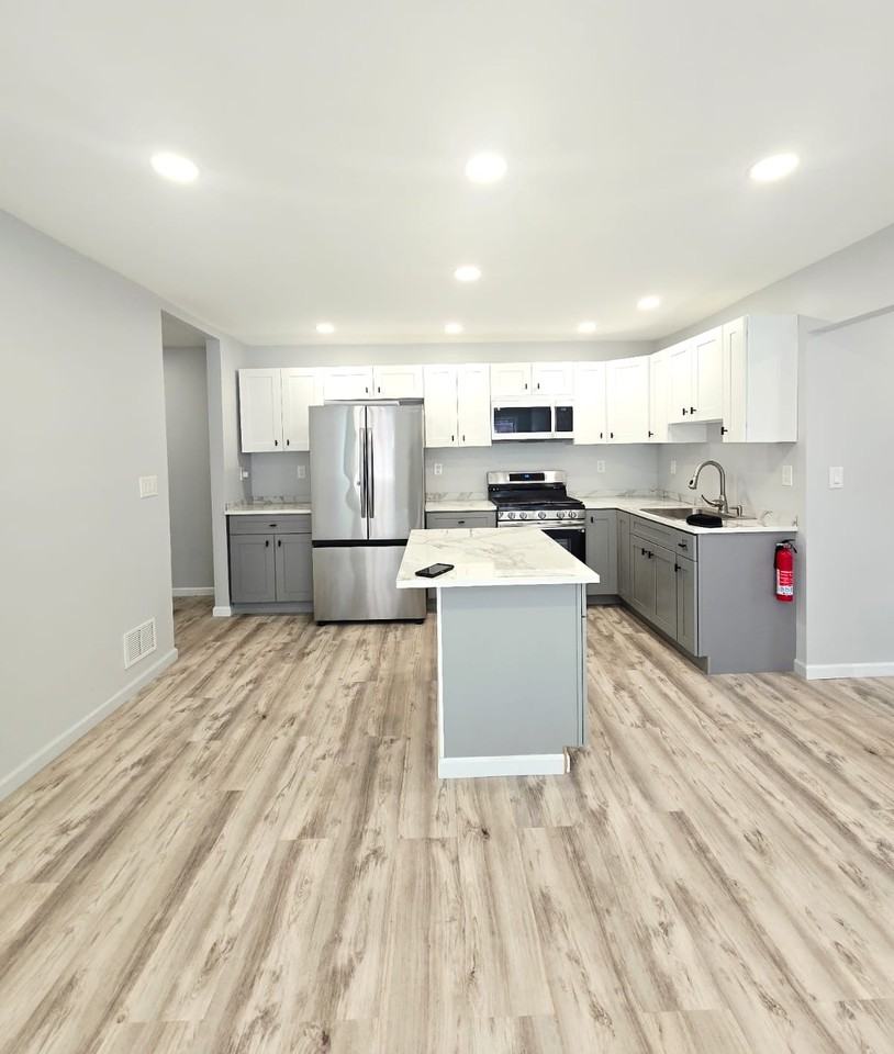 326 Sutton St - Photo 5 of 15