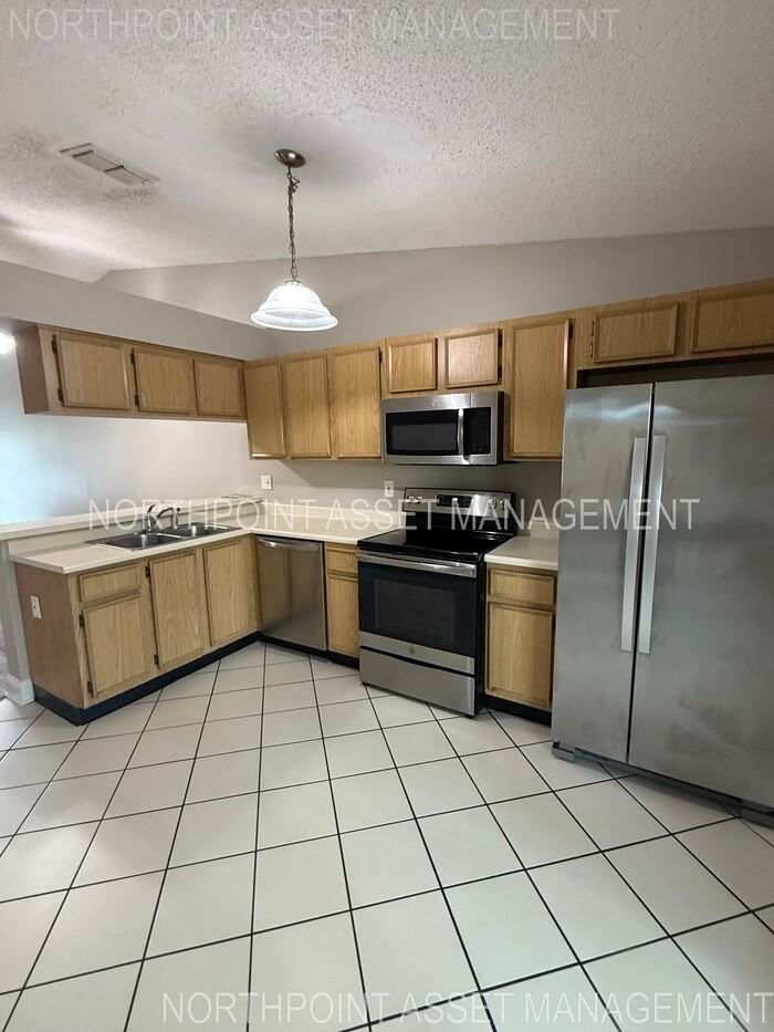 915 Burlwood St - Photo 3 of 22