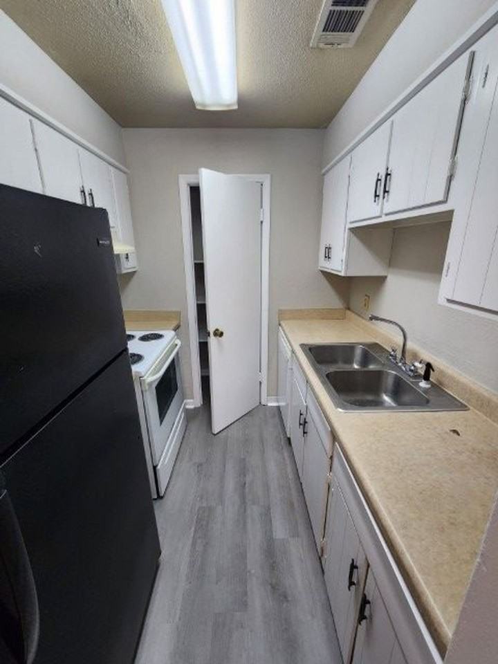 Barton Oaks Apartments - Photo 5 of 50