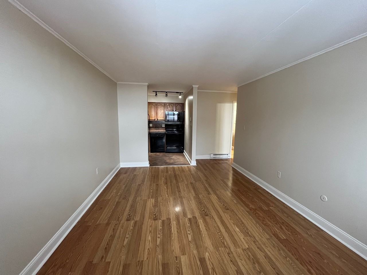 Robinson 205 - Photo 3 of 16