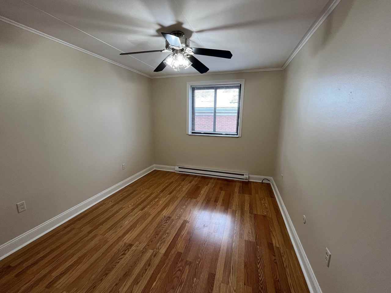 Robinson 205 - Photo 6 of 16