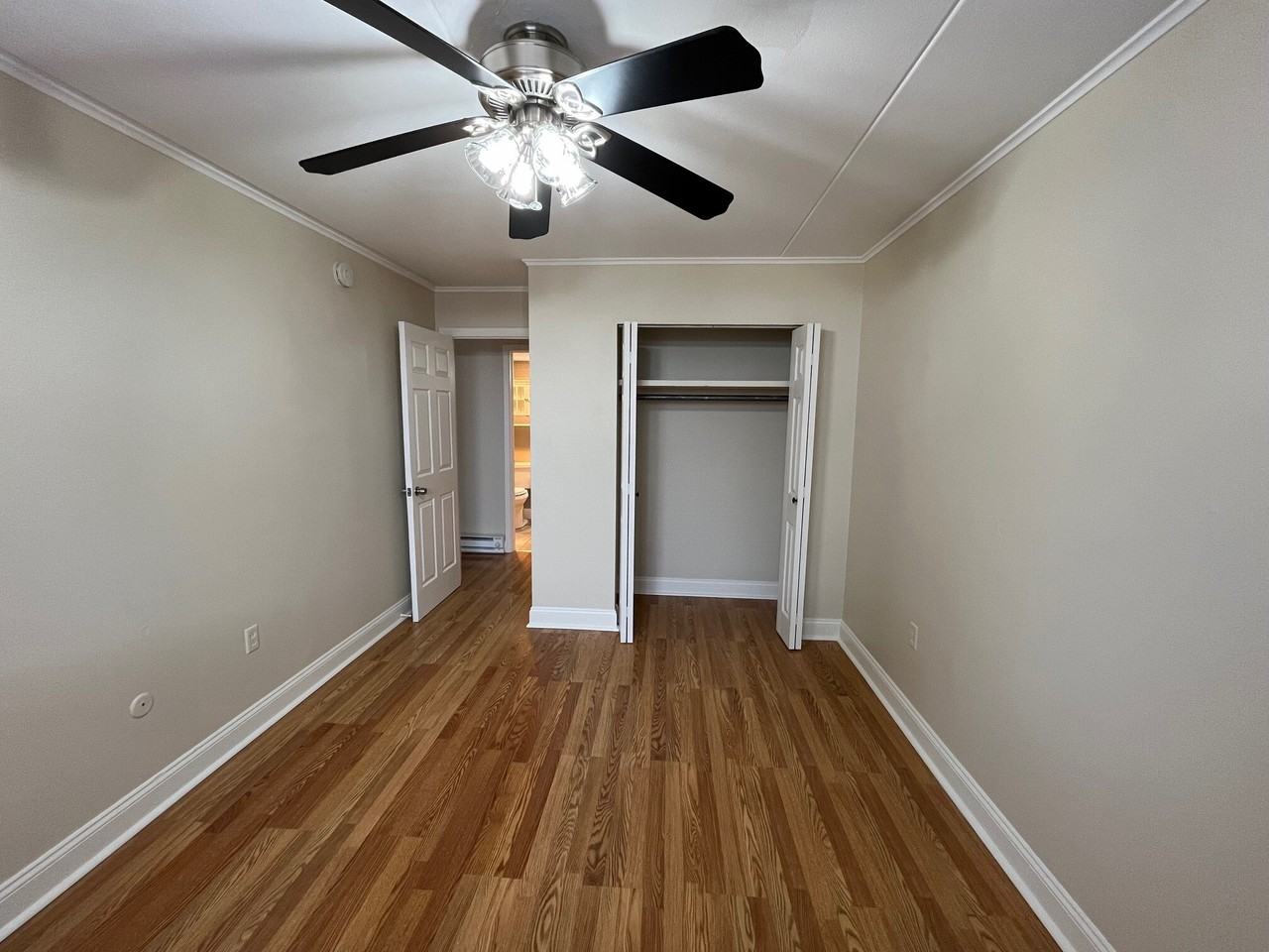 Robinson 205 - Photo 7 of 16