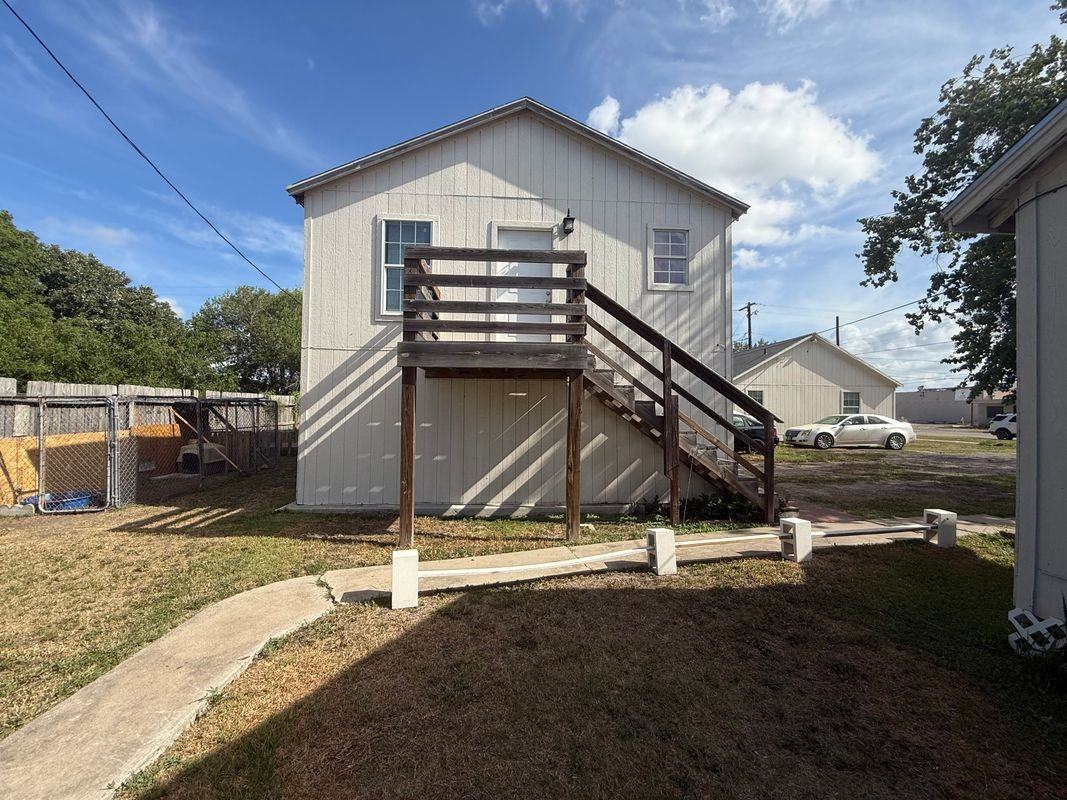216 S Mccall St - Photo 2 of 11
