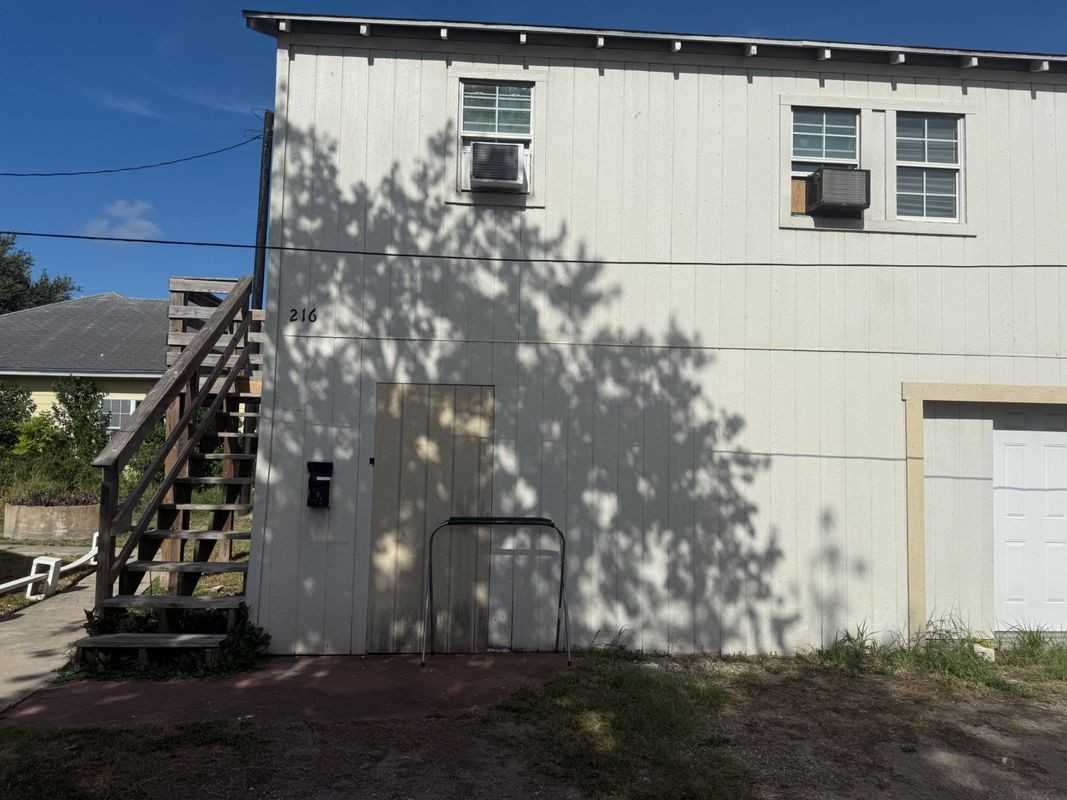 216 S Mccall St - Photo 3 of 11