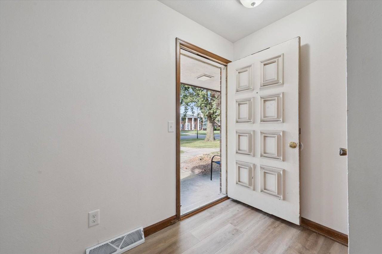 5427 Glenridge Dr - Photo 4 of 31