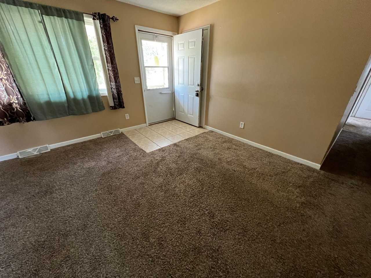 610 7th St - Photo 3 of 7