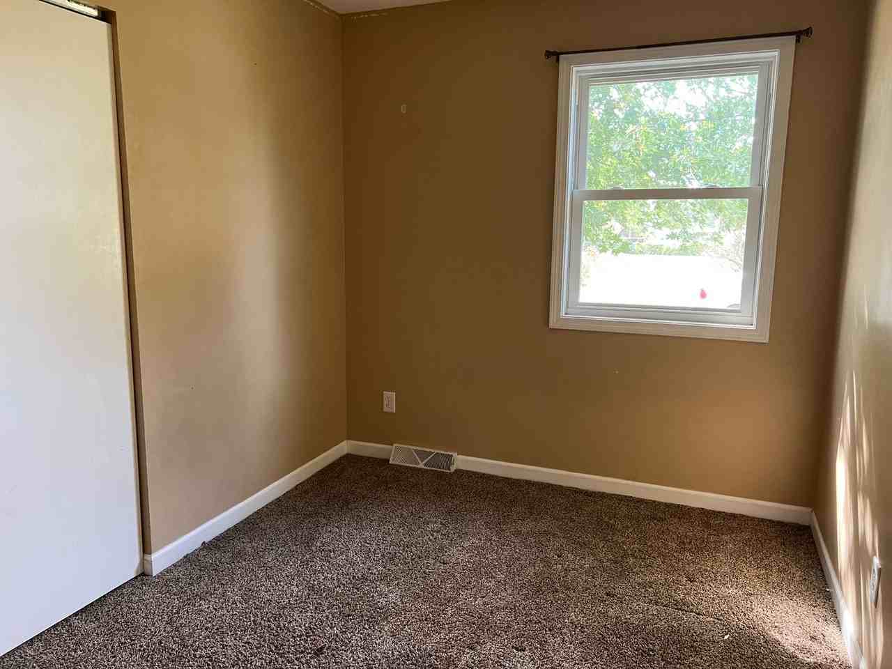 610 7th St - Photo 4 of 7