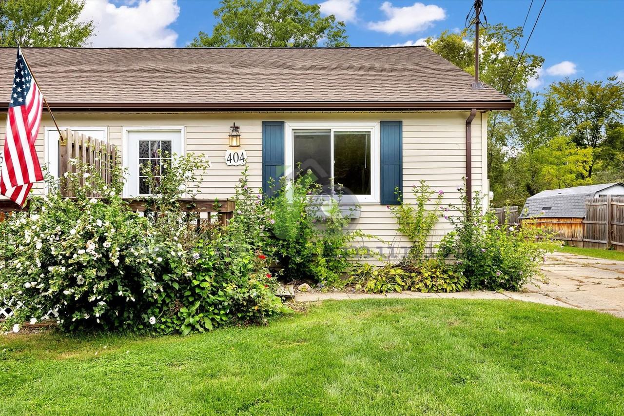 404 Russell St - Photo 3 of 35