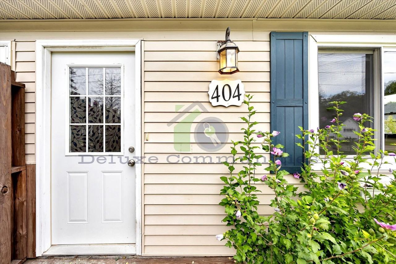 404 Russell St - Photo 4 of 35