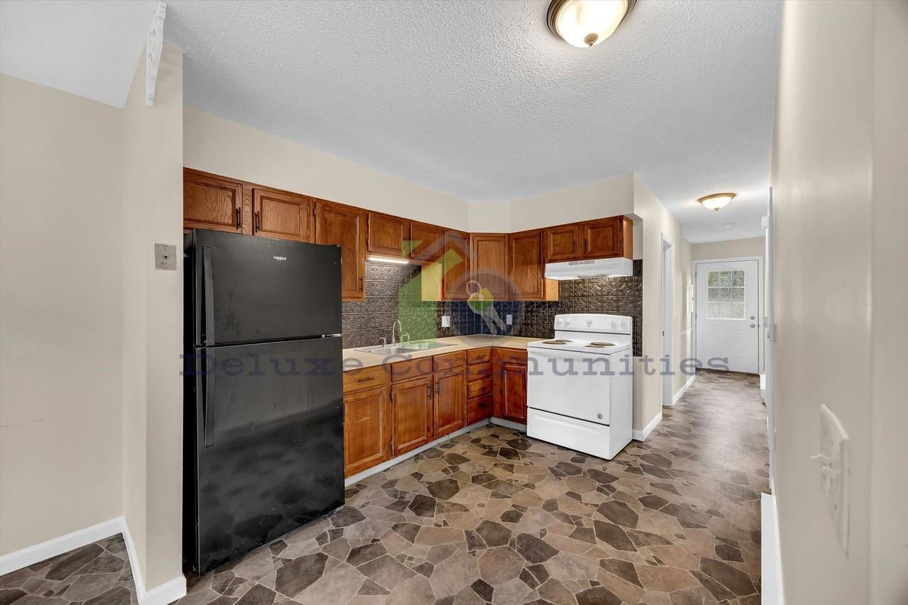 404 Russell St - Photo 5 of 35