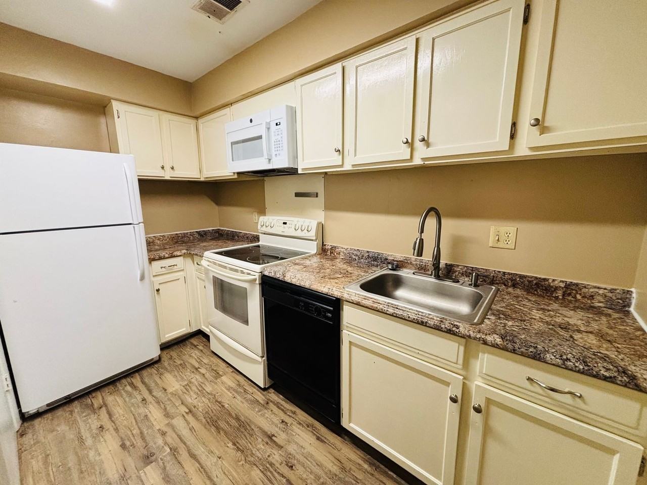 436 Marlington St - Photo 6 of 14