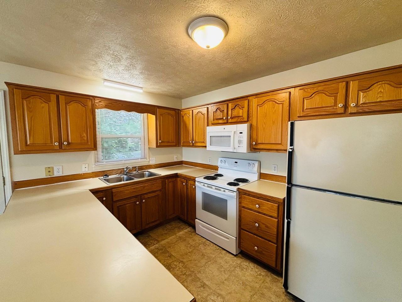 205 Broce Dr - Photo 4 of 13