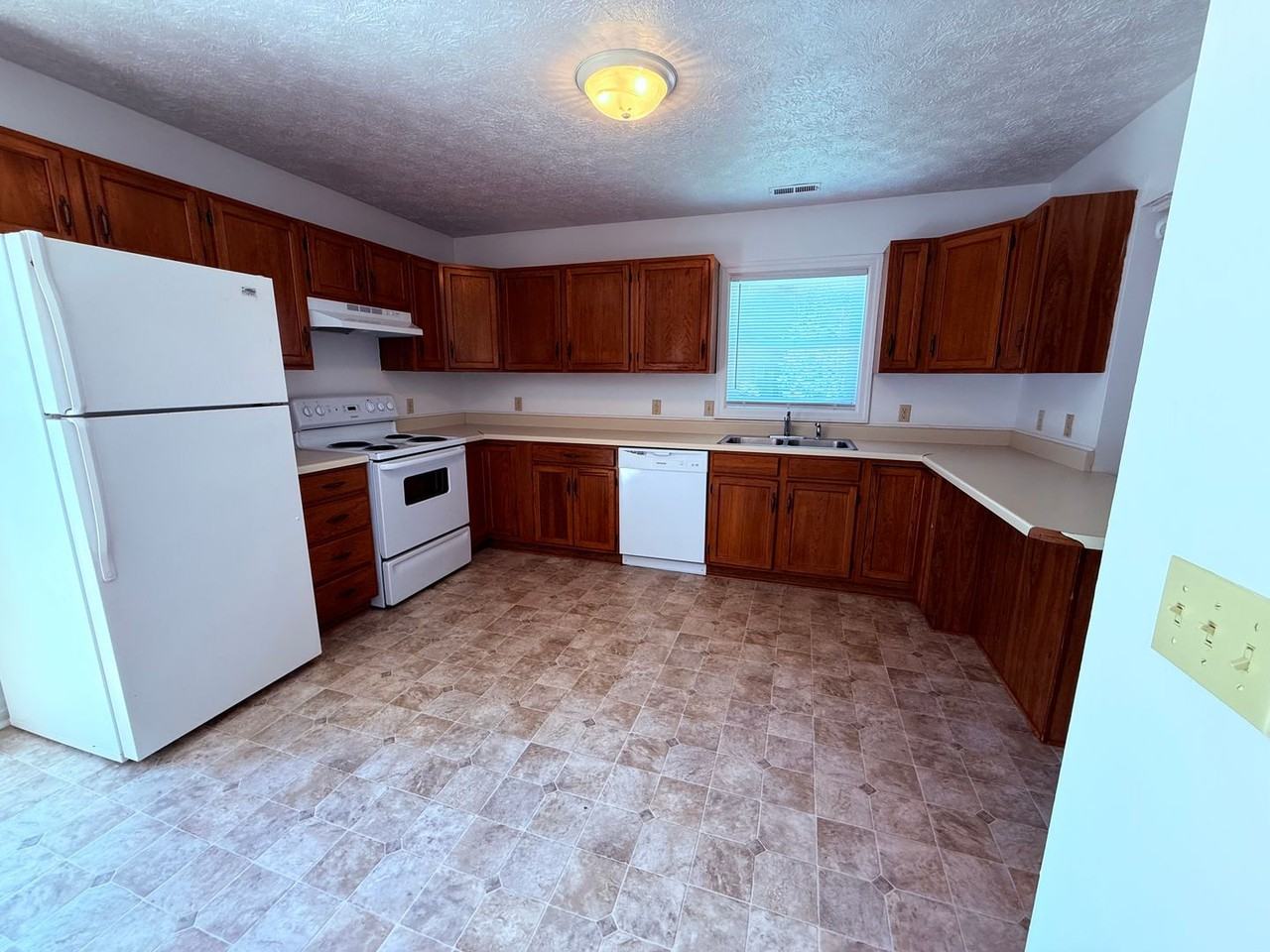 350 Warren St - Photo 5 of 17